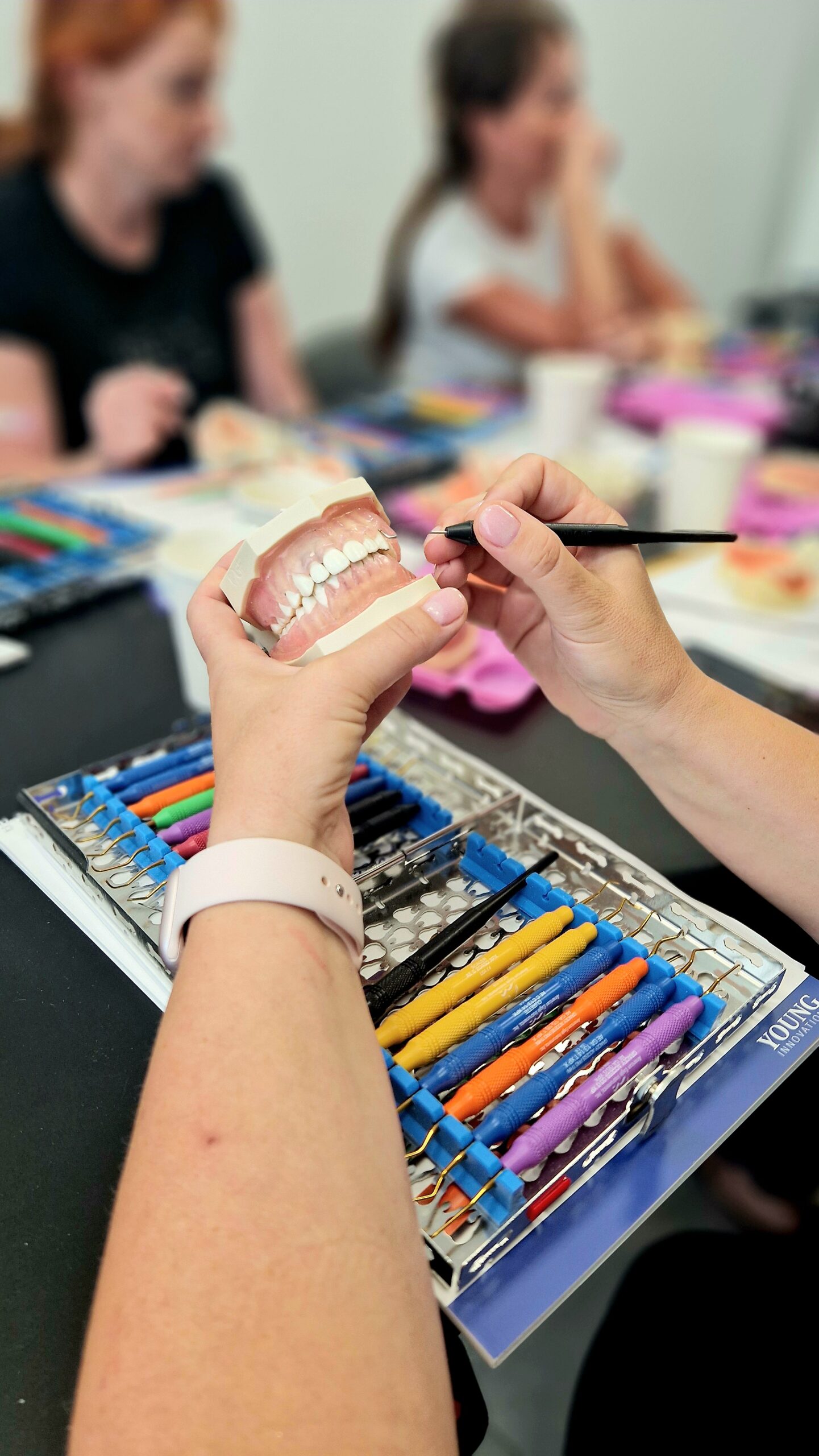 Opieka higienistki stomatologicznej nad pacjentem periodontologicznym - praca narzędziami ręcznymi - dofinansowanie BUR 2026 - obrazek 3