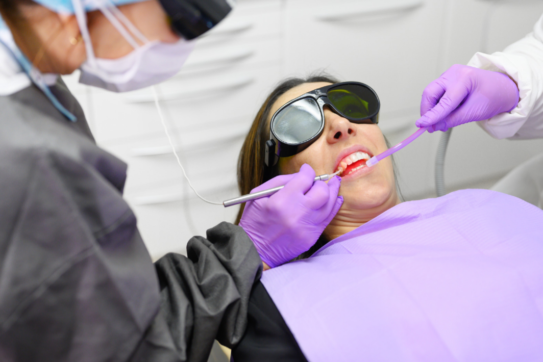 Laseroterapia pacjenta periodontologicznego - praktyka, precyzja i pewność